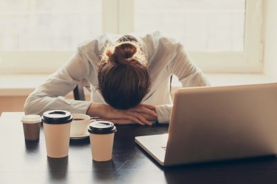 النساء أكثر عرضة للاحتراق النفسي بسبب ضغوط العمل.. كيف تستعيدين نفسك؟